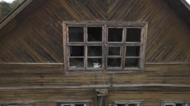 Kırık camlı, eski, korkunç bir ahşap ev. Hava Videosu Petrozavodsk.