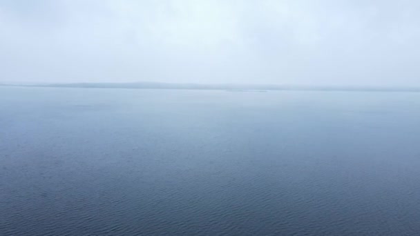 在多雾的雨天飞越奥涅加湖面 卡累利阿 — 图库视频影像