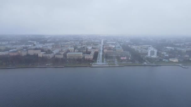 俄罗斯彼得罗沃茨克2021年9月10日从无人驾驶飞机上拍摄的城市的空中录像 卡累利阿共和国南部卡累利阿市 位于卡累利阿共和国首都彼得罗沃兹克湾沿岸 — 图库视频影像