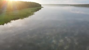 Volga nehri ile manzaranın yaz havası videosu. Rusya 'nın büyük bir nehri. Güneşin ışınlarıyla suyun üzerinde uçuyor.