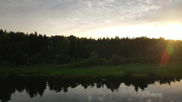ヴォルガ川と風景の夏の航空ビデオ ロシアの主要河川 太陽の光の中で水の上を飛ぶ — ストック動画