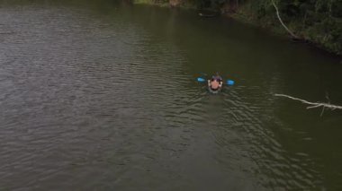 Rusya, Volga, 07.08.2021. Güneşli havalarda bir teknede yüzen insanlar, havadan çekilen görüntüler. Su rekreasyonu konsepti. Sadece editör kullanımı.