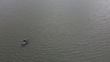 Rusya, Volga, 07.08.2021. Güneşli havalarda bir teknede yüzen insanlar, havadan çekilen görüntüler. Su rekreasyonu konsepti. Sadece editör kullanımı.