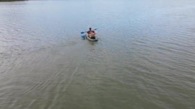 Rusya, Volga, 07.08.2021. Güneşli havalarda bir teknede yüzen insanlar, havadan çekilen görüntüler. Su rekreasyonu konsepti. Sadece editör kullanımı.