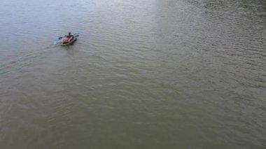 Rusya, Volga, 07.08.2021. Güneşli havalarda bir teknede yüzen insanlar, havadan çekilen görüntüler. Su rekreasyonu konsepti. Sadece editör kullanımı.