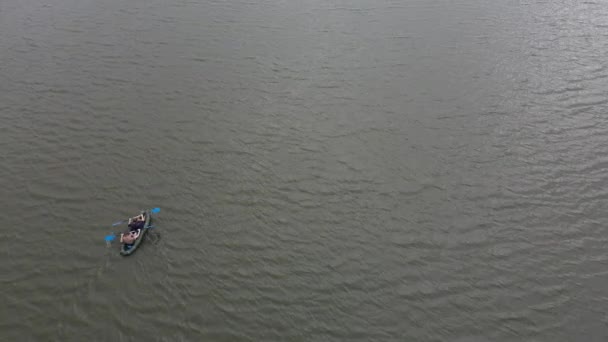 Ρωσία Βόλγα 2021 Άνθρωποι Μια Βάρκα Επιπλέουν Στο Ποτάμι Ηλιόλουστο — Αρχείο Βίντεο
