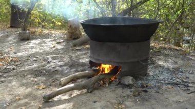 Yangında büyük bir kazan.