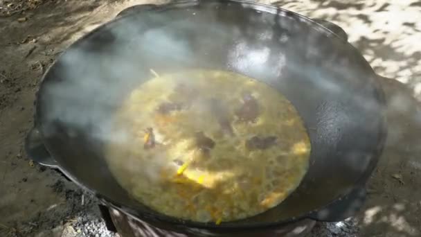 用大锅煮熟的米饭和脂肪及肉片 — 图库视频影像