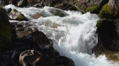 Dağ nehri akıntısı yakın çekim.