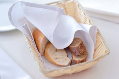 hasır sepetin içinde ekmek dilimleri