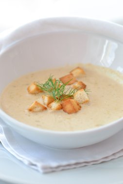 ekmek kırıntıları ve dereotu ile mantar çorbası