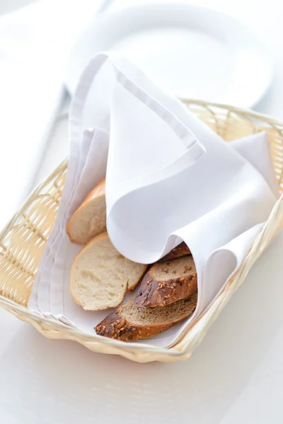 Кусочки хлеба в плетеной корзине — стоковое фото
