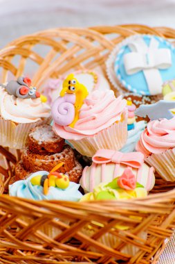 sepet içinde cupcakes