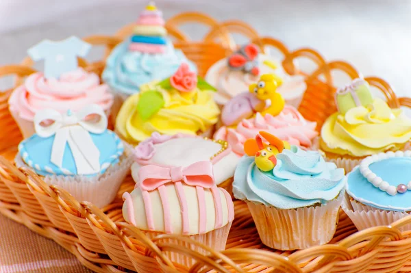 Cupcakes em uma cesta — Fotografia de Stock