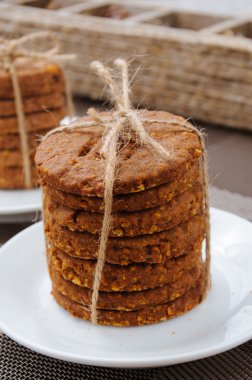 farklı türlerde çerezler bir plaka üzerinde yatıyordu