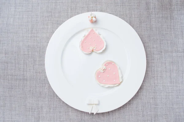 Vele roze cookies op een witte plaat — Stockfoto