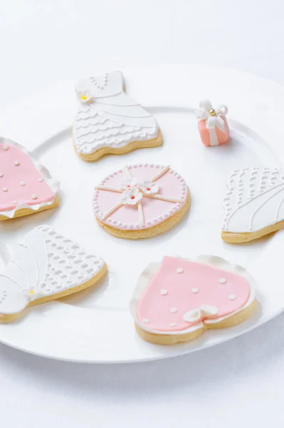 Många rosa kakor på en vit platta — Stockfoto