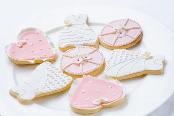 Πολλές ροζ cookies σε ένα άσπρο πιάτο — Φωτογραφία Αρχείου