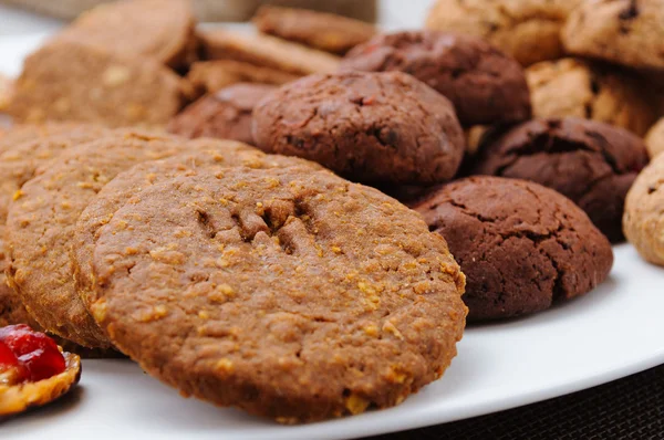 Many different types of cookies lay on a plate — Stock Photo, Image