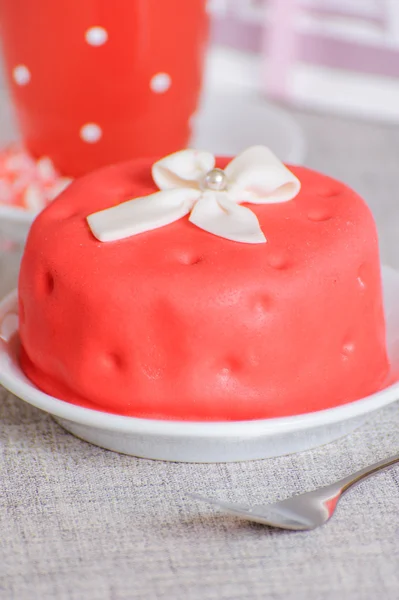Rode kleine taart op een plaat — Stockfoto