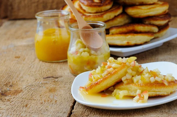 Pannkakor med honung — Stockfoto