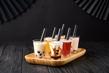 Ahşap arka plan üzerinde kabarcık ile Tayvan süt çay