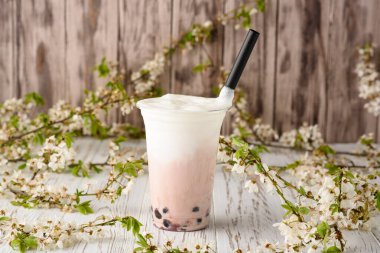 Ahşap arka plan üzerinde kabarcık ile Tayvan süt çay