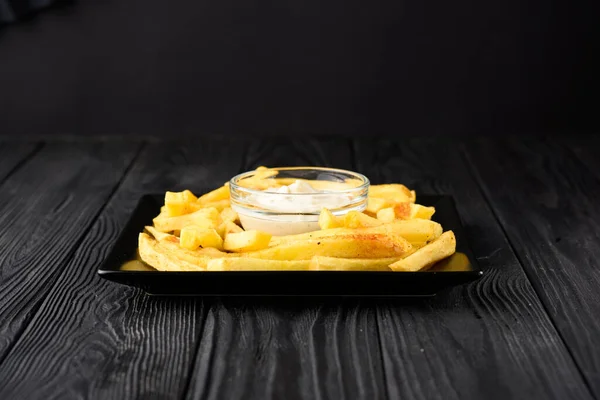 Papas Fritas Fritas Plato Con Salsa Sobre Fondo Madera Negro —  Fotos de Stock