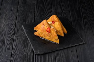 Siyah ahşap arka planda ananaslı kızarmış tofu..