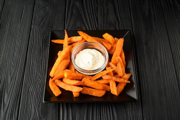 Patatas Fritas Plato Negro Con Salsa Sobre Fondo Negro Madera —  Fotos de Stock