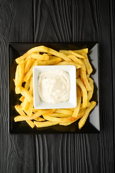 Papas Fritas Fritas Plato Con Salsa Sobre Fondo Madera Negro —  Fotos de Stock