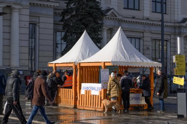Lviv, Ukrayna - 12 Mart 2022. Tren istasyonunun yakınındaki mülteci yardım merkezi..