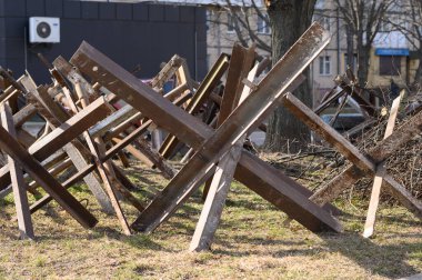 LVIV, UKRAINE - Mar. 12, 2022: Ukrayna 'ya karşı Rusya Savaşı. Sokakta tanksavarlar var. Şehir savunmaya hazır..