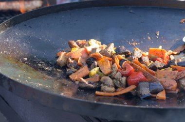 bir tavada kavrulmuş sebze