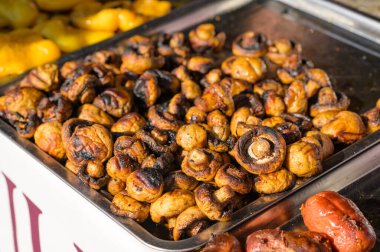 Büyük bir kasede ızgara şampiyon mantarı..