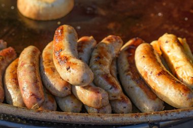 Bir tavada kızarmış sosis 