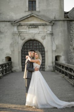 Damat gelinin etrafında dans eder.