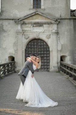 Damat gelinin etrafında dans eder.