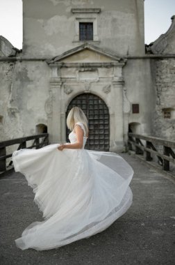 Gelin mutluluktan etrafında dönüyor..