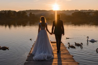 Gelin ve damat gün batımında arkada olacaklar.