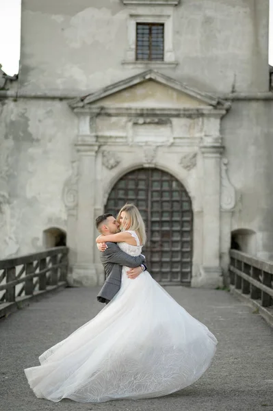 Der Bräutigam Tanzt Seine Braut Die Braut — Stockfoto