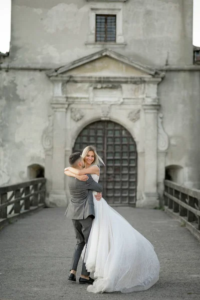 Жених Танцует Свою Невесту Вокруг Невесты — стоковое фото