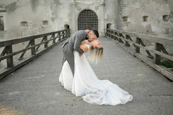 Vőlegény Menyasszony Körül Táncol — Stock Fotó