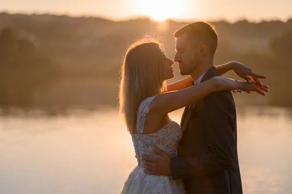 Noiva Noivo Juntos Encontram Pôr Sol — Fotografia de Stock