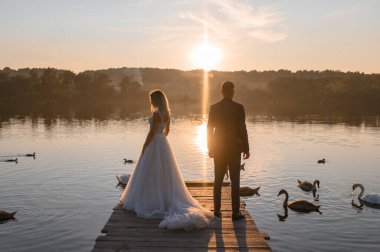 Gelin ve damat gün batımında arkada olacaklar.