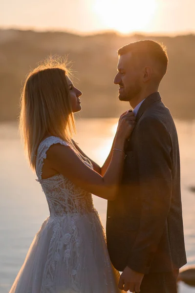 Menyasszony Vőlegény Találkozik Naplementével — Stock Fotó
