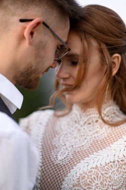 Mutlu şık gelin ve damat yaz güneşli bir günde dağlarda koşup eğleniyor.