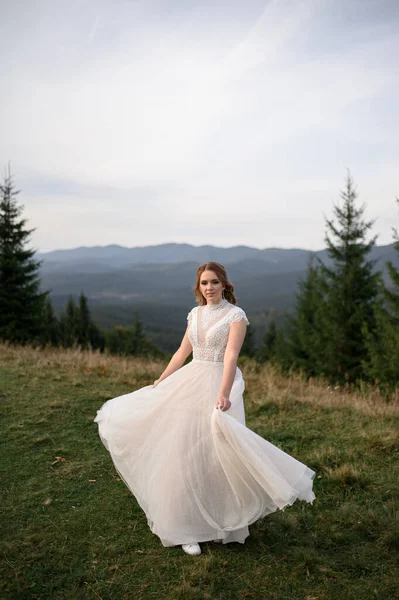 Mooie Bruid Een Witte Trouwjurk Een Achtergrond Van Bergen — Stockfoto