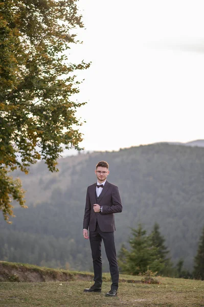 Bruidegom Wandelt Alleen Achtergrond Van Herfstbergen — Stockfoto