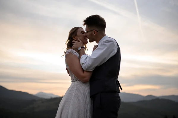 Šťastný Stylový Nevěsta Ženich Běží Baví Horách Létě Slunečný Den — Stock fotografie